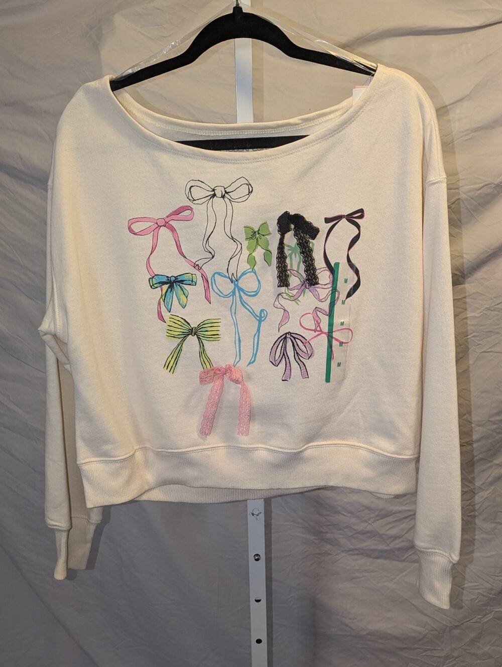 NWT Modern Lux Medium Ivory Ribbed Hem Bows Graphic Pullover Sweatshirt